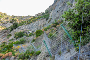 Rețea de siguranță împotriva alunecărilor de teren pe Traseul dell’Amore, Traseu Azzurro, Cinque Terre, Italia