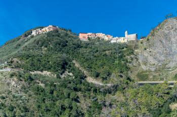 Вид на Сан-Бернардино с пути Корнилья - Вернацца, Лазурная Тропа, Чинкве-Терре, Италия