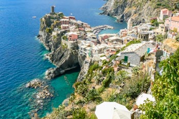 Ansicht von Vernazza vom Wanderweg nach Corniglia, Der Blaue Wanderweg, Cinque Terre, Italien
