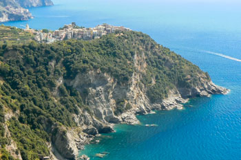 Ansicht des Dörfchens vom Blauen Wanderweg, Corniglia, Cinque Terre, Italien