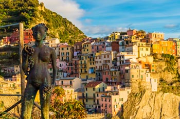 Das Weintrauben-Mädchen (Statue), Manarola, Cinque Terre, Italien