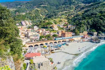 La spiaggia e il centro storico del paese, Monterosso, Cinque Terre, Italia