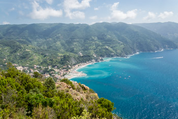 Widok z trasy w pobliżu pustelni św. Antoniego Mesco, Cinque Terre, Włochy