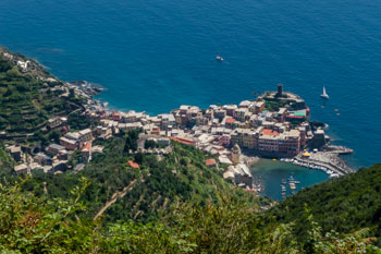 Ansicht von Vernazza vom Wanderweg beim Wallfahrtsort Nostra Signora di Reggio, Cinque Terre, Italien
